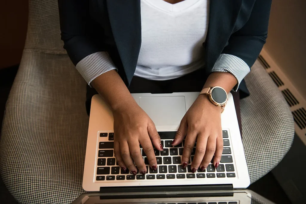 lady with his laptop